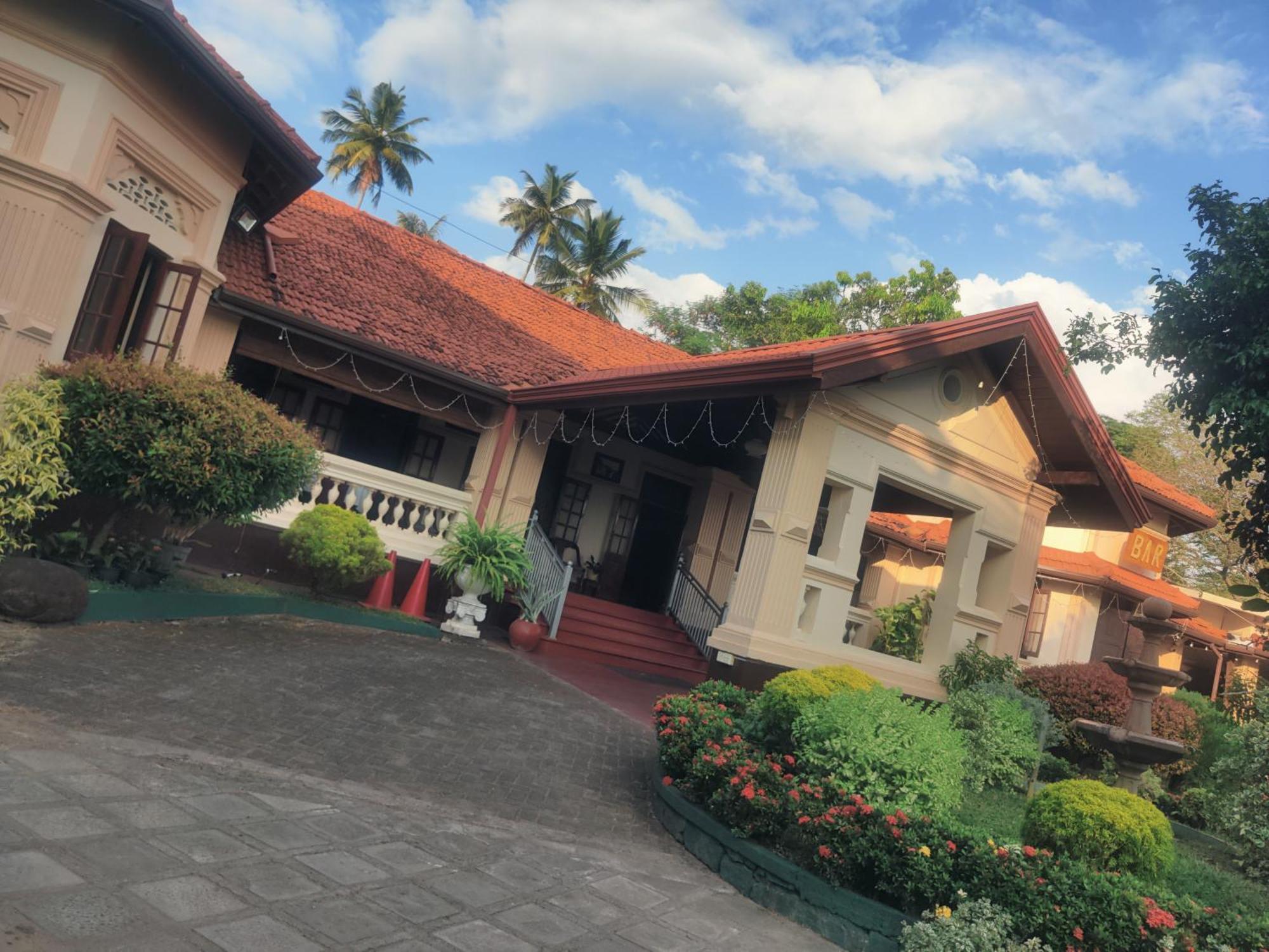 Grand Colonial Viveka Hotel Kurunegala Exterior photo